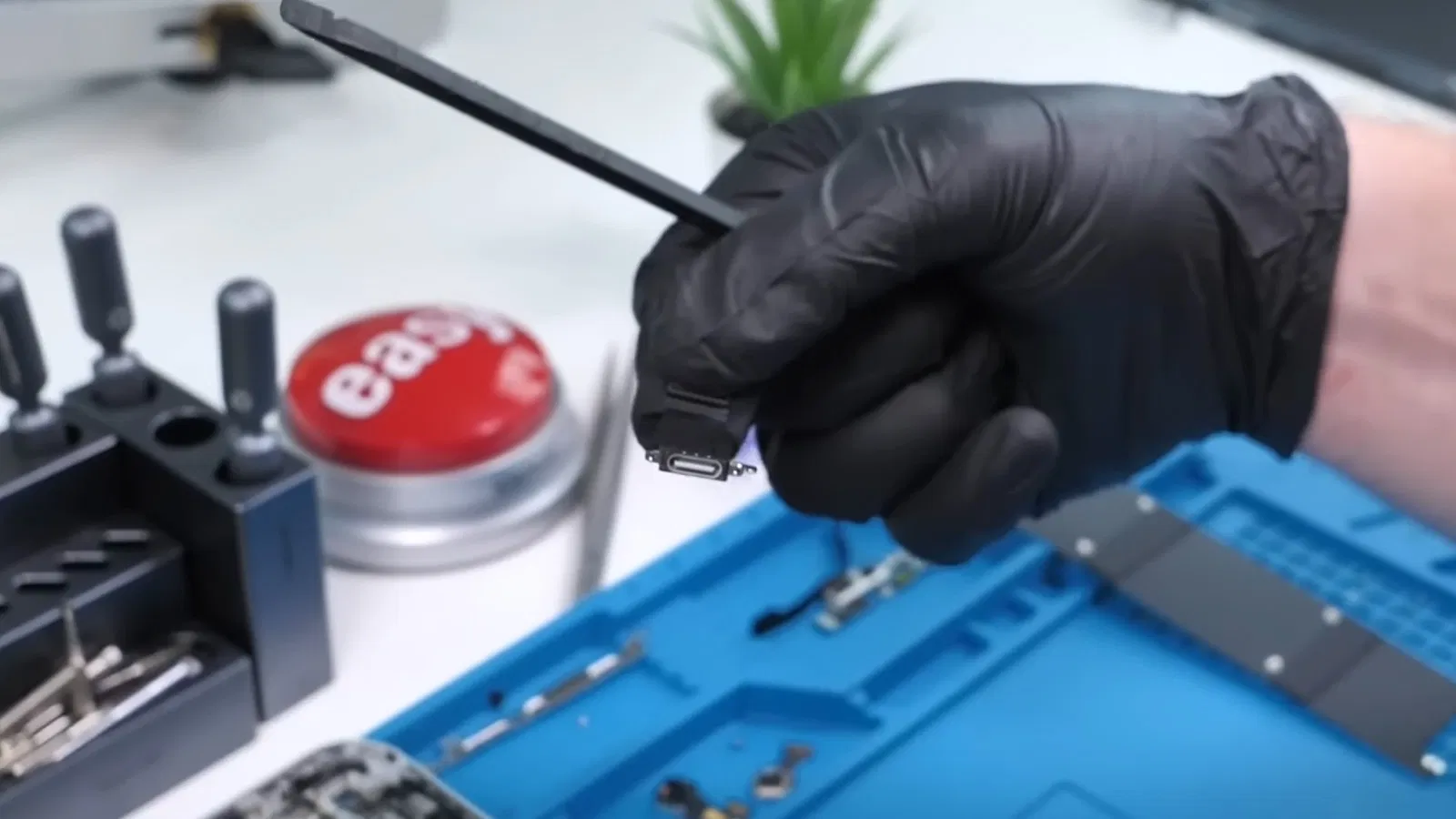 USB-C được tháo rời rất dễ dàng để việc sữa chữa trở nên thuận tiện hơn (Ảnh: Internet)