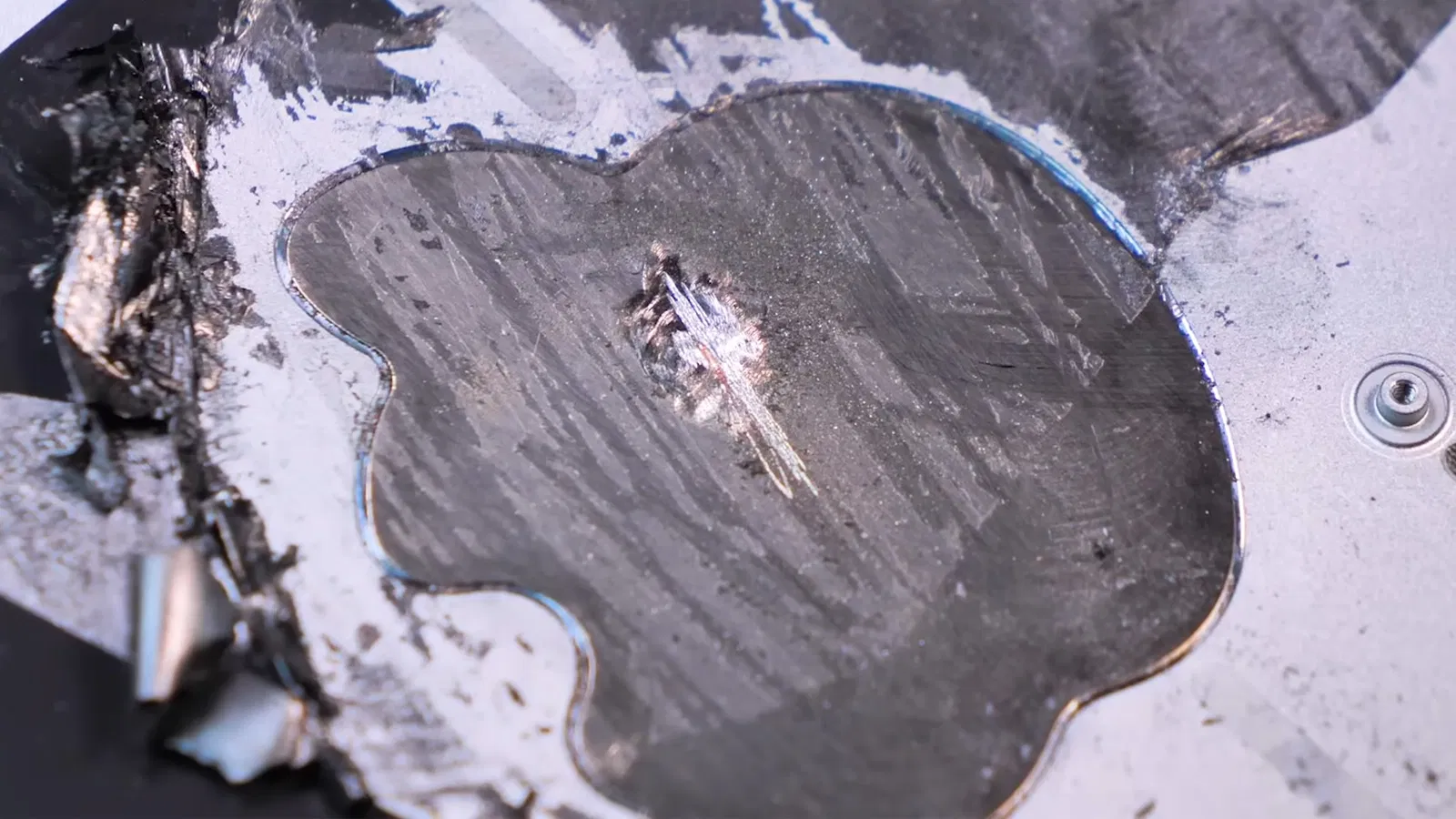 Logo "quả táo cắn dở" được làm từ đồng (Ảnh: Internet)