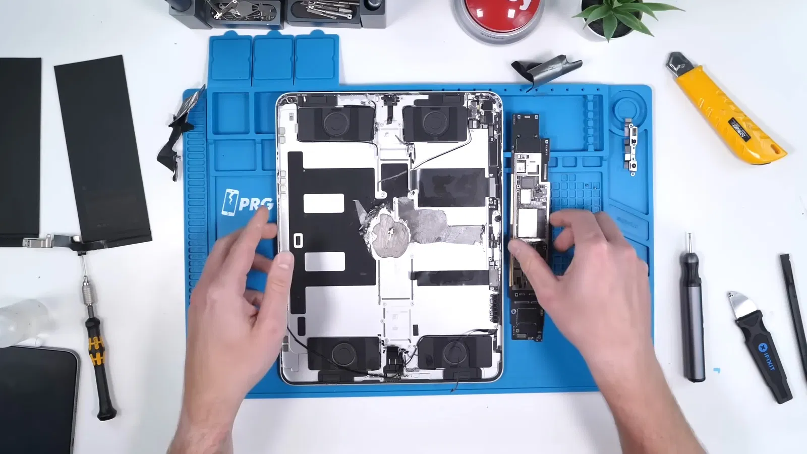 Nội thất bên trong của iPad Pro M4 (Ảnh: Internet)