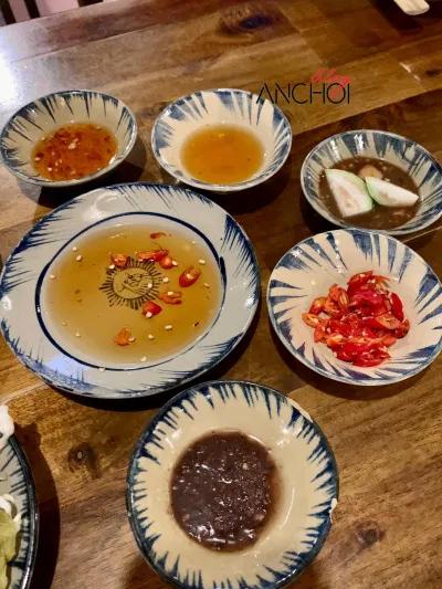 Nước chấm các loại tại nhà hàng Ớt Hiểm (nguồn: BlogAnChoi)