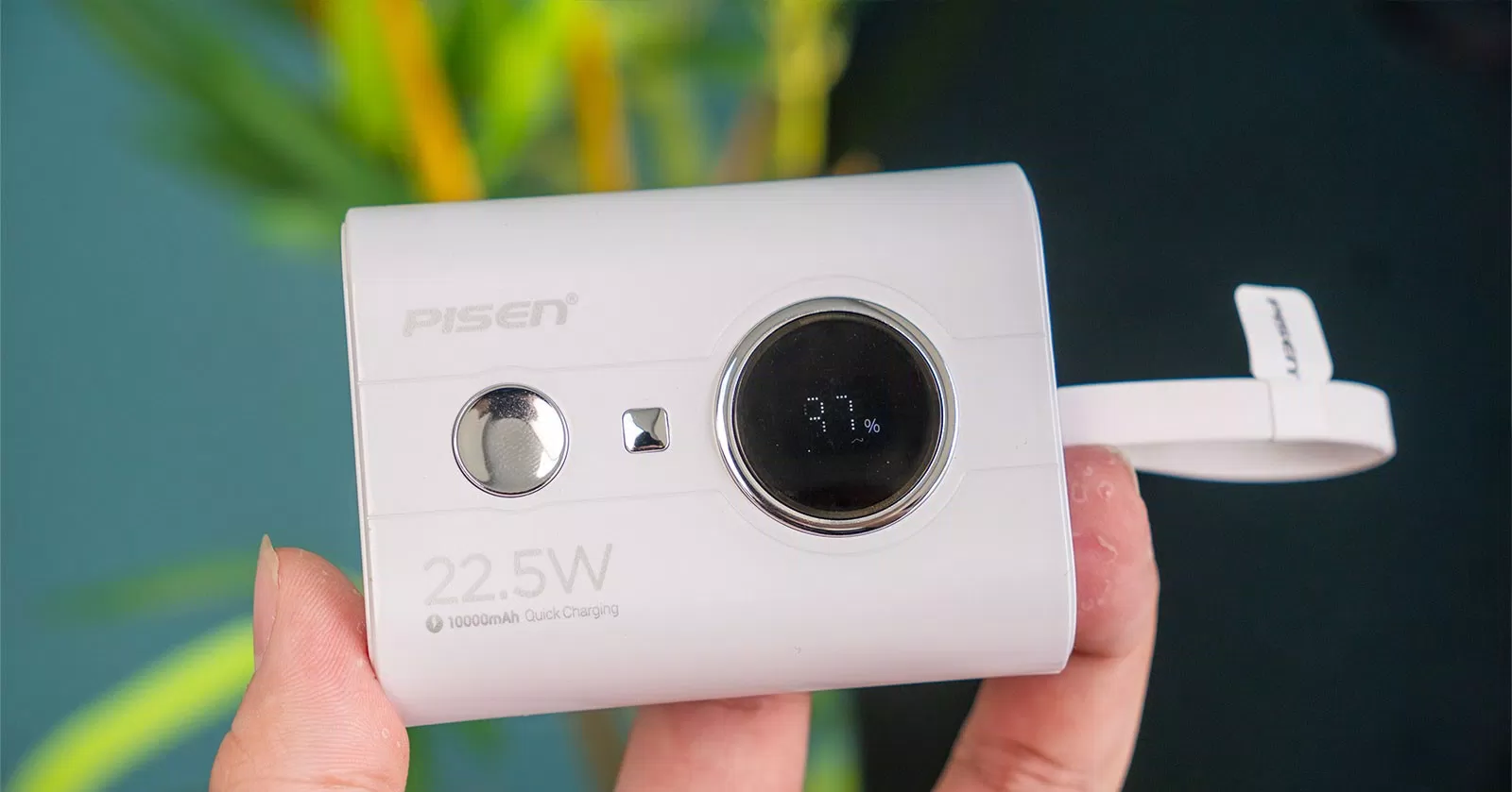 Pisen Quick 22,5W có nút bấm khá giống khuy quần (Ảnh: Internet)