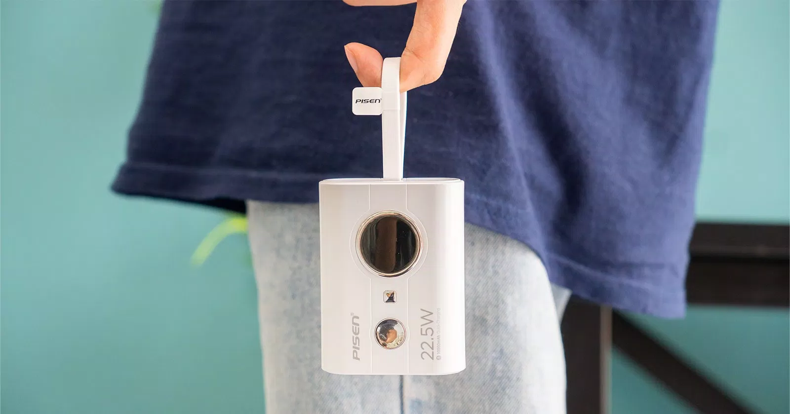 Pisen Quick 22,5W có thiết kế độc lạ với dây móc để bạn có thể xách đi muôn nơi (Ảnh: Internet)