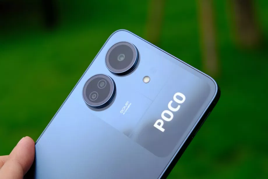 POCO C65 với mặt lưng nhựa được làm nhám chống bám mồ hôi và dấu vân tay (Ảnh: Internet)