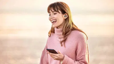 Sử dụng tai nghe thay vì áp điện thoại vào gần tai (Ảnh: Internet)