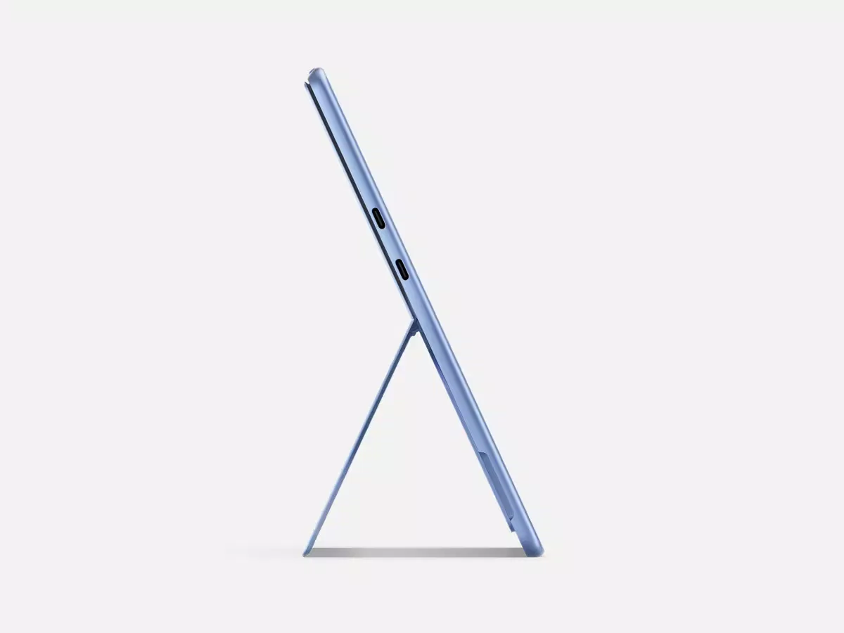 Surface pro 11 hỗ trợ đầy đủ cổng kết nối chỉ thiếu jack cắm tai nghe 3,5mm (Ảnh: Internet)