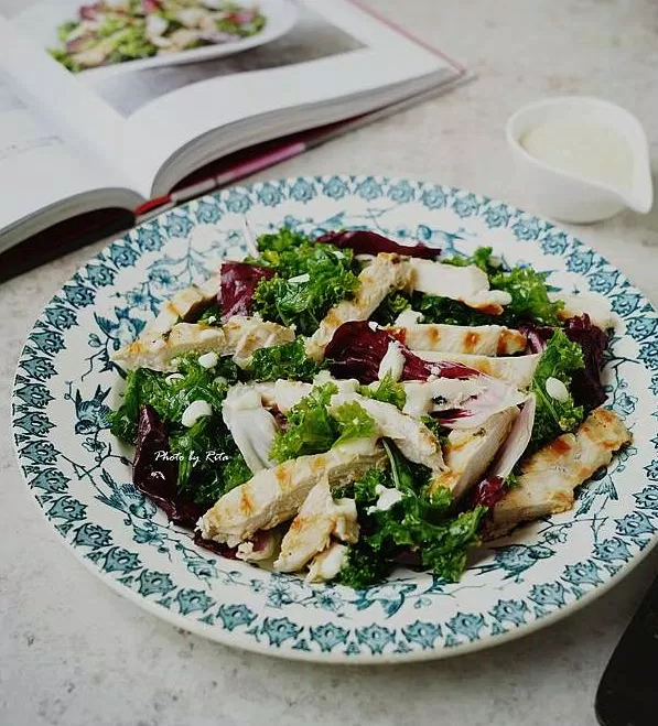 Salad cải kale ức gà (Ảnh: Internet)