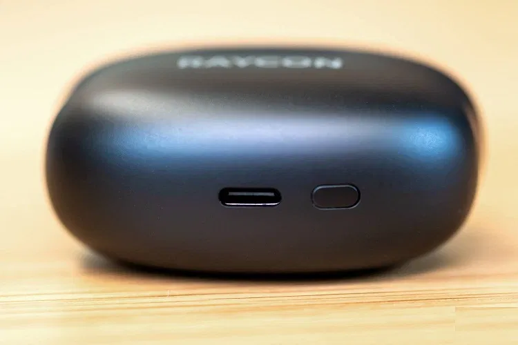 Cổng sạc dưới đáy hộp của tai nghe Raycon Everyday Earbuds Pro (Ảnh: Internet) Cổng sạc dưới đáy hộp của tai nghe Raycon Everyday Earbuds Pro (Ảnh: Internet)