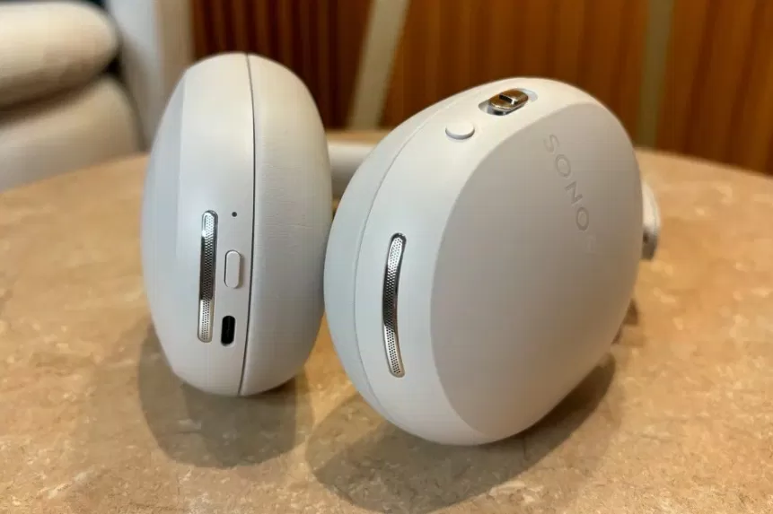 Tai nghe Sonos màu trắng có các nút bấm ở cả hai bên (Ảnh: Internet)