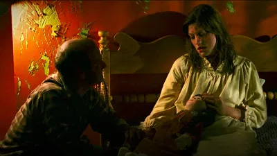 Vị cha xứ tìm cách giúp Emily Rose (Ảnh: internet)