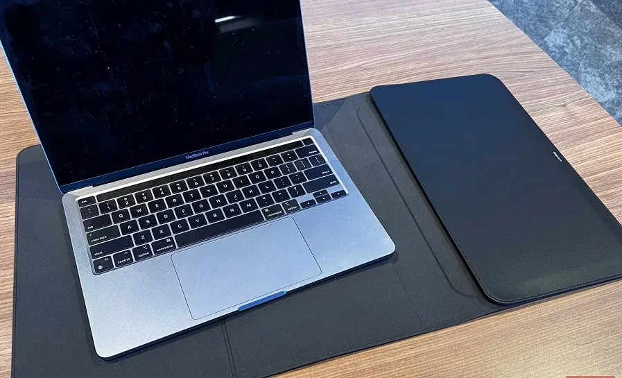 Laptop cùng với túi đựng Orbitkey Hybrid (Ảnh: Internet) Laptop cùng với túi đựng Orbitkey Hybrid (Ảnh: Internet)