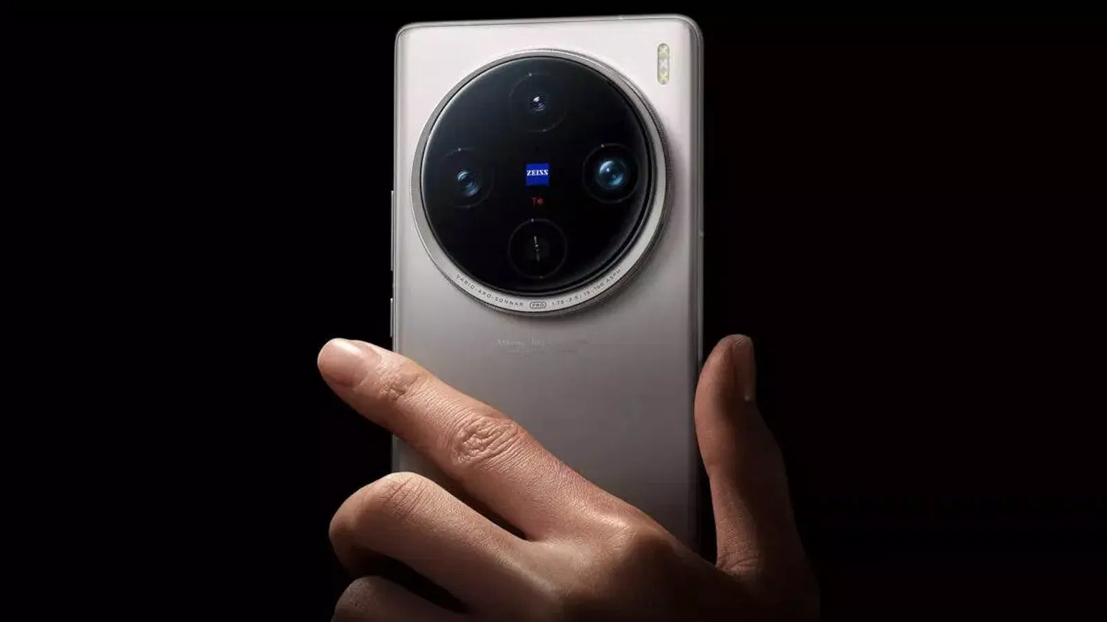 Cụm camera sau có thiết kế khá to và dày (Ảnh: Internet)