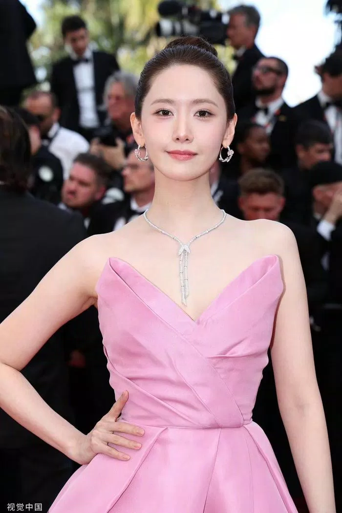 Cũng góp mặt tại Cannes, Yoona nhận nhiều sự quan tâm từ người hâm mộ xứ kim chi. "Center quốc dân" đến sự kiện với tư cách đại sứ thương hiệu trang sức xa xỉ QEELIN.
