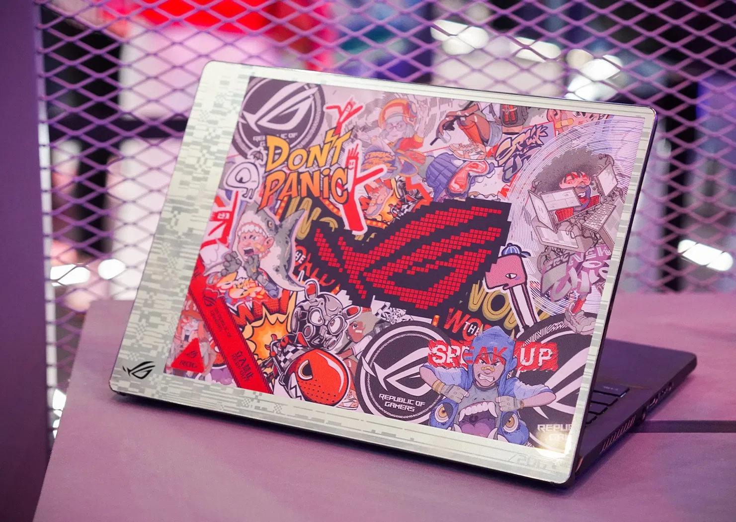 Do đặc tính kỹ thuật của E-ink, màn hình này có tốc độ hiển thị hình ảnh khá chậm, mất khoảng 10-20 giây để thay đổi hình ảnh mới (Ảnh: Internet) Do đặc tính kỹ thuật của E-ink, màn hình này có tốc độ hiển thị hình ảnh khá chậm, mất khoảng 10-20 giây để thay đổi hình ảnh mới (Ảnh: Internet)