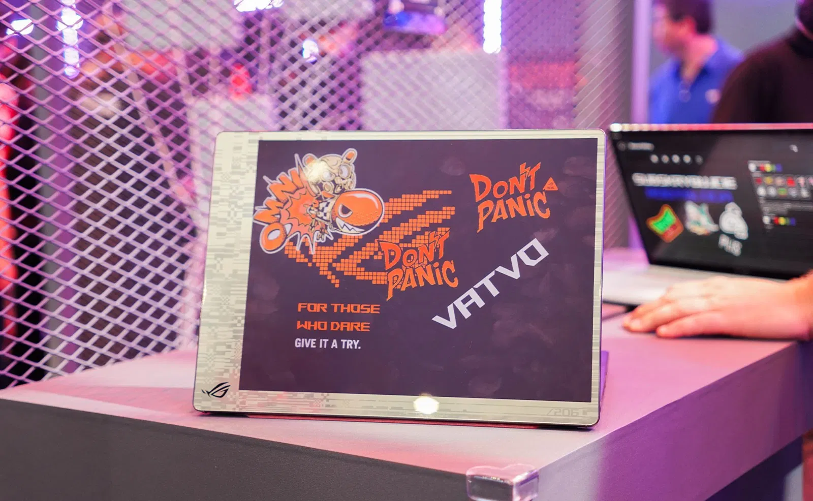 Điểm nhấn nổi bật nhất của Project Dali chính là màn hình E-ink 12 inch đầy màu sắc được trang bị ở mặt lưng của máy (Ảnh: Internet) Điểm nhấn nổi bật nhất của Project Dali chính là màn hình E-ink 12 inch đầy màu sắc được trang bị ở mặt lưng của máy (Ảnh: Internet)