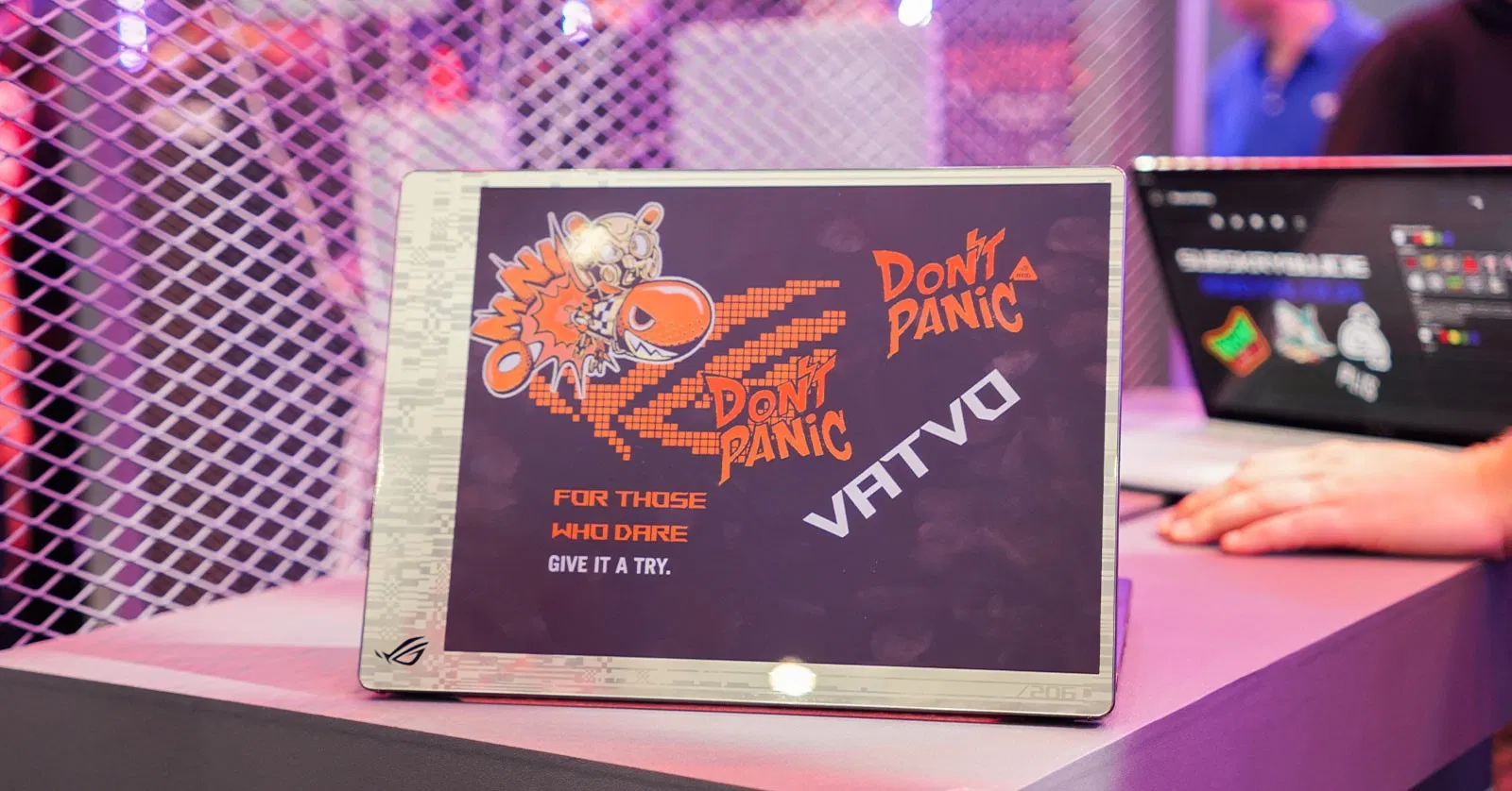 Ứng dụng này cho phép người dùng lựa chọn hình nền từ nhiều mẫu có sẵn, hoặc tự tạo hình nền của riêng mình bằng cách sử dụng các nhãn dán, ký tự hoặc tác phẩm nghệ thuật được tạo bởi AI (Ảnh: Internet) Ứng dụng này cho phép người dùng lựa chọn hình nền từ nhiều mẫu có sẵn, hoặc tự tạo hình nền của riêng mình bằng cách sử dụng các nhãn dán, ký tự hoặc tác phẩm nghệ thuật được tạo bởi AI (Ảnh: Internet)