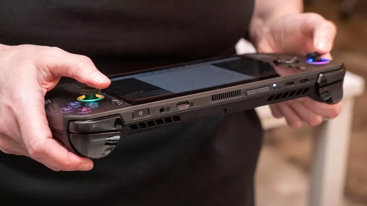 ROG Ally X được trang bị thêm một lỗ thông gió, giúp giảm nhiệt độ máy tới 6 độ C trong quá trình chơi game, đảm bảo hiệu suất hoạt động ổn định và mượt mà (Ảnh: Internet) ROG Ally X được trang bị thêm một lỗ thông gió, giúp giảm nhiệt độ máy tới 6 độ C trong quá trình chơi game, đảm bảo hiệu suất hoạt động ổn định và mượt mà (Ảnh: Internet)