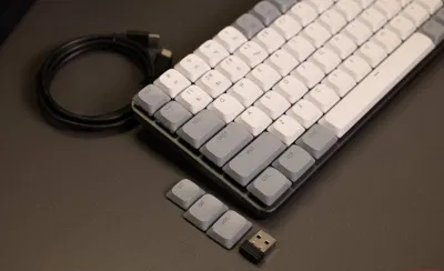 Bàn phím Satechi SM1 Slim đi kèm với cáp USB-C, dongle Bluetooth và các phím để thay đổi (Ảnh: Internet) Bàn phím Satechi SM1 Slim đi kèm với cáp USB-C, dongle Bluetooth và các phím để thay đổi (Ảnh: Internet)
