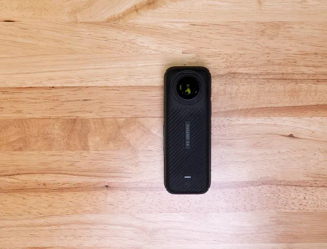 Mặt sau của camera Insta360 X4 (Ảnh: Internet) Mặt sau của camera Insta360 X4 (Ảnh: Internet)