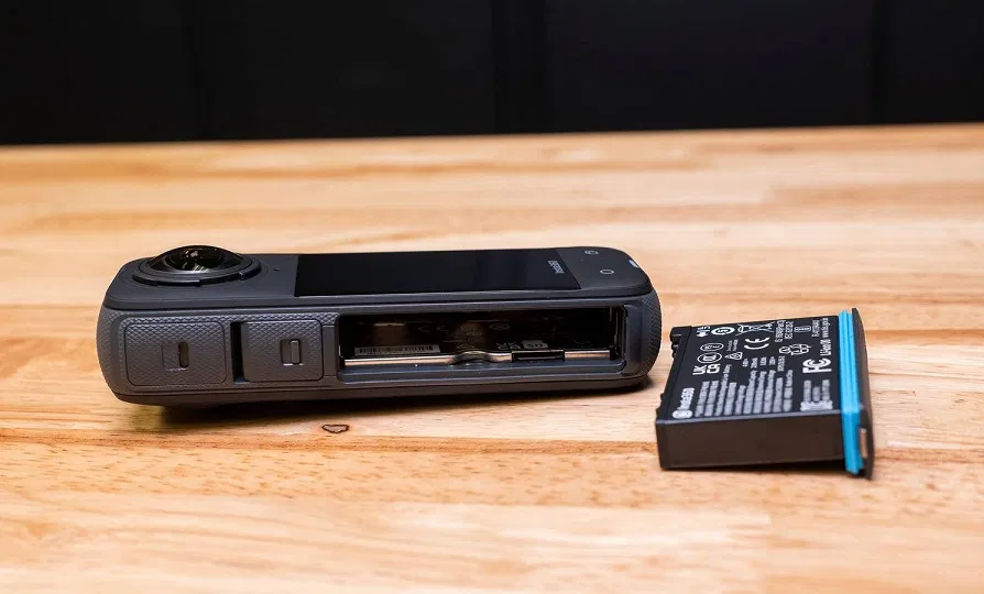 Pin được tháo ra khỏi camera Insta360 X4 (Ảnh: Internet) Pin được tháo ra khỏi camera Insta360 X4 (Ảnh: Internet)