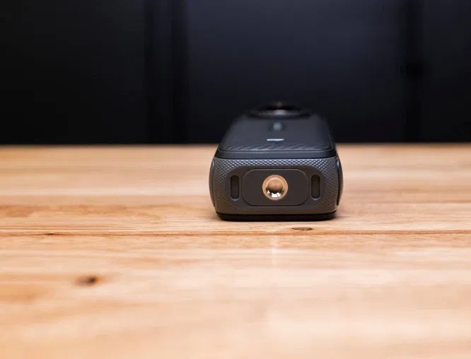 Mặt dưới của camera Insta360 X4 (Ảnh: Internet) Mặt dưới của camera Insta360 X4 (Ảnh: Internet)