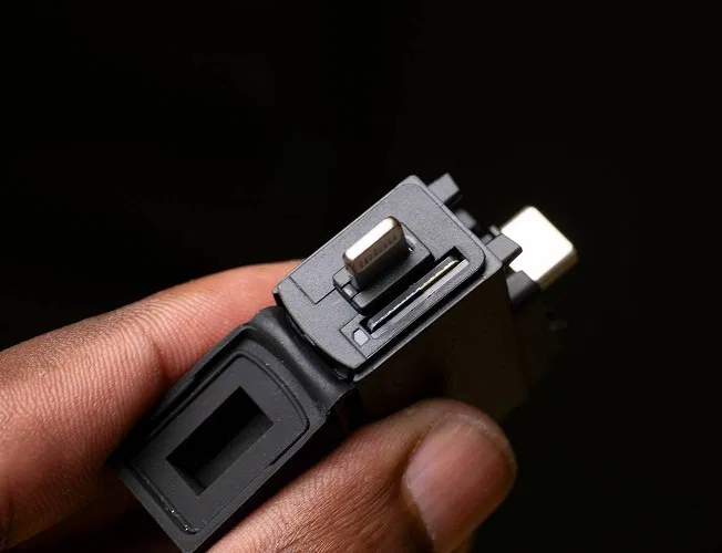 Đầu đọc thẻ nhanh của camera Insta360 X4 đang cắm thẻ SD (Ảnh: Internet) Đầu đọc thẻ nhanh của camera Insta360 X4 đang cắm thẻ SD (Ảnh: Internet)