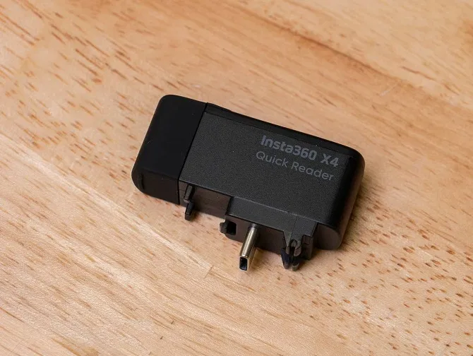 Phụ kiện đầu đọc thẻ nhanh của camera Insta360 X4 (Ảnh: Internet) Phụ kiện đầu đọc thẻ nhanh của camera Insta360 X4 (Ảnh: Internet)