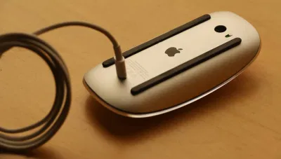 Chuột Magic Mouse đang được cắm sạc (Ảnh: Internet) Chuột Magic Mouse đang được cắm sạc (Ảnh: Internet)