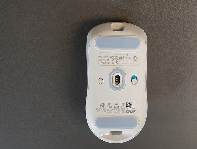 Mặt dưới của chuột chơi game không dây Alienware Pro (Ảnh: Internet) Mặt dưới của chuột chơi game không dây Alienware Pro (Ảnh: Internet)