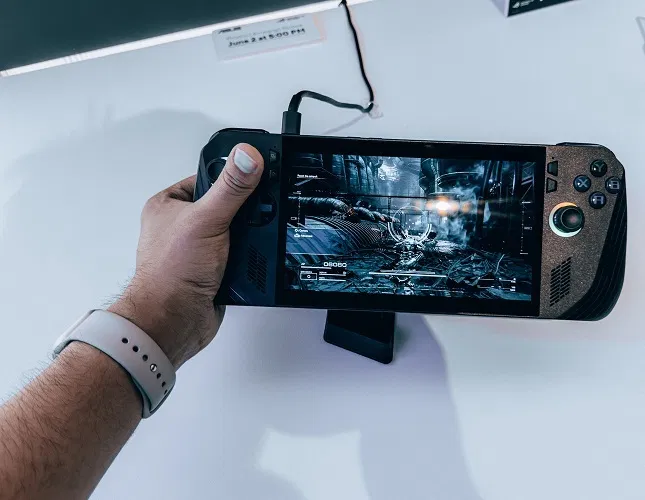 Máy chơi game ASUS ROG Ally X (Ảnh: Internet)