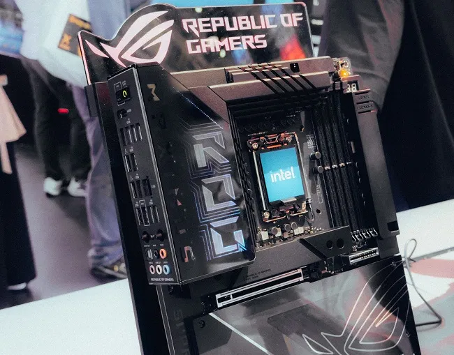 Chip Intel Lunar Lake trên bo mạch chủ (Ảnh: Internet) Chip Intel Lunar Lake trên bo mạch chủ (Ảnh: Internet)