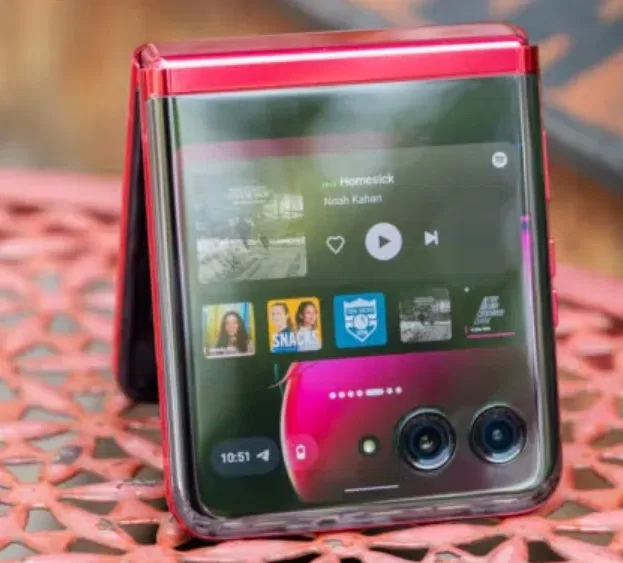 Điện thoại Motorola Razr Plus hiển thị Spotify trên màn hình ngoài (Ảnh: Internet)