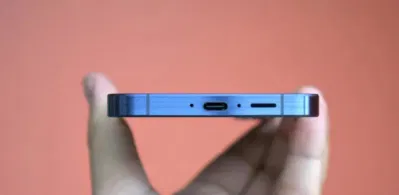 Điện thoại Samsung Galaxy A55 5G với cổng sạc USB-C (Ảnh: Internet) Điện thoại Samsung Galaxy A55 5G với cổng sạc USB-C (Ảnh: Internet)