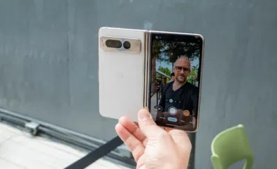 Chụp ảnh selfie với điện thoại Pixel Fold (Ảnh: Internet) Chụp ảnh selfie với điện thoại Pixel Fold (Ảnh: Internet)