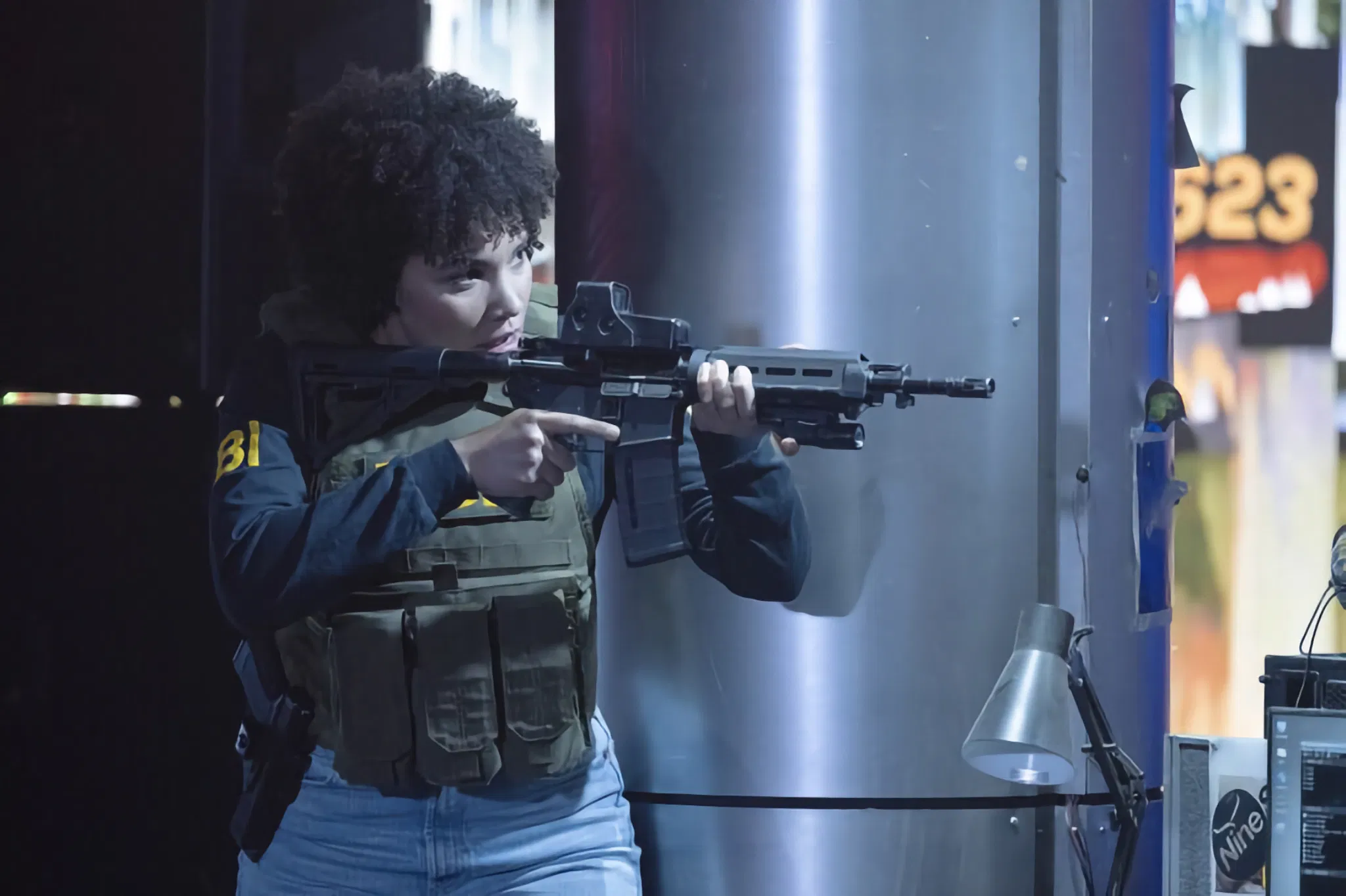 Emmy Raver-Lampman trong vai nữ FBI trong phim(Ảnh:Internet)