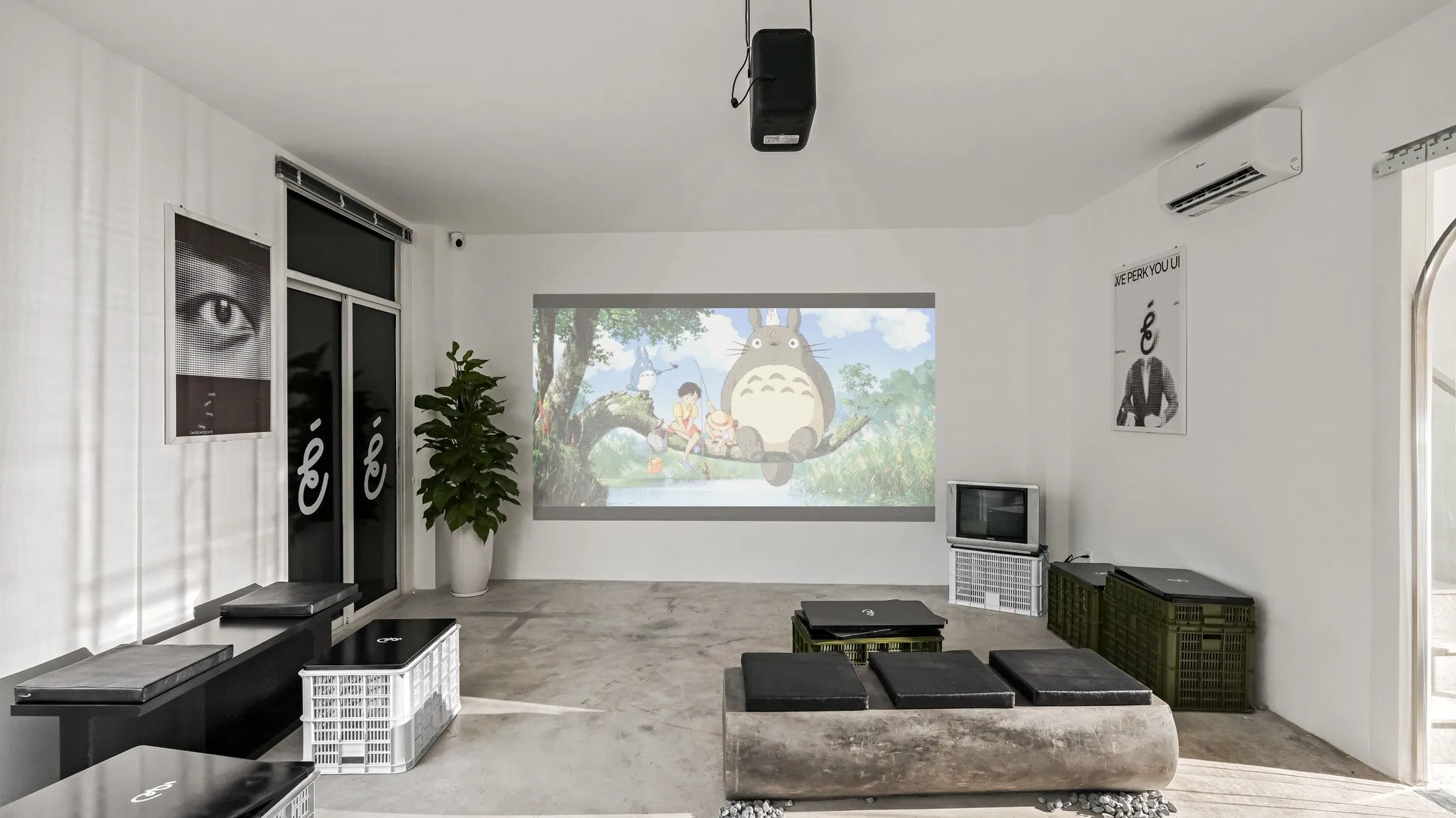 Khu vực xem phim tại tầng 3 của quán (ảnh: internet)