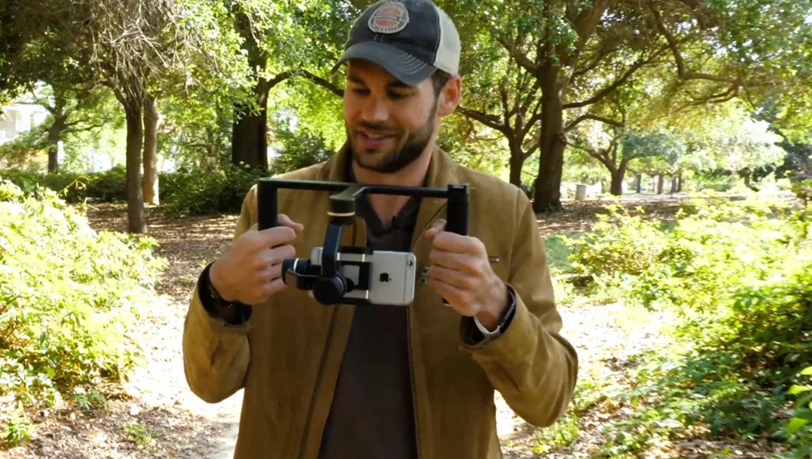 Tính năng này đặc biệt hữu ích khi người dùng sử dụng gimbal để quay phim, giúp giữ cho video mượt mà và ổn định mà không cần đến sự can thiệp của phần mềm chống rung (Ảnh: Internet) Tính năng này đặc biệt hữu ích khi người dùng sử dụng gimbal để quay phim, giúp giữ cho video mượt mà và ổn định mà không cần đến sự can thiệp của phần mềm chống rung (Ảnh: Internet)