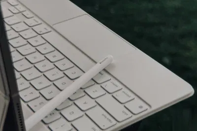 Bút Apple Pencil Pro với bàn phím Magic (Ảnh: Internet) Bút Apple Pencil Pro với bàn phím Magic (Ảnh: Internet)