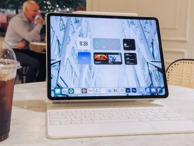 Sử dụng iPad Air M2 trên bàn cà phê (Ảnh: Internet) Sử dụng iPad Air M2 trên bàn cà phê (Ảnh: Internet)