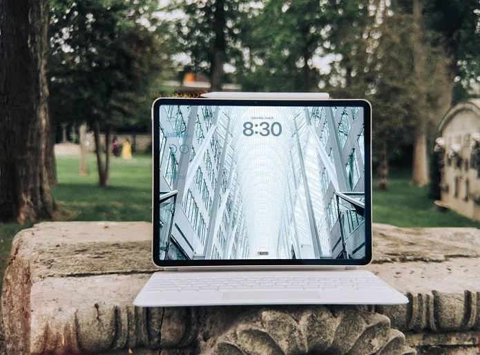 Sử dụng iPad Air M2 với bàn phím Magic (Ảnh: Internet) Sử dụng iPad Air M2 với bàn phím Magic (Ảnh: Internet)