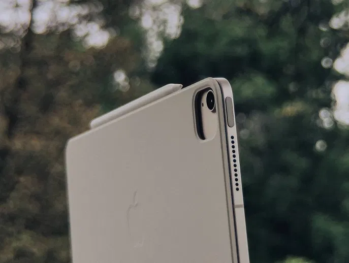 Camera sau của iPad Air M2 nhìn qua vỏ bàn phím Magic (Ảnh: Internet) Camera sau của iPad Air M2 nhìn qua vỏ bàn phím Magic (Ảnh: Internet)