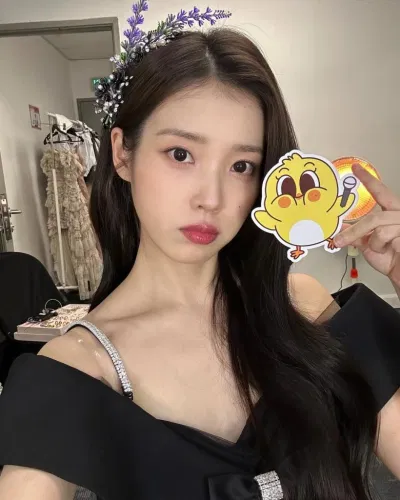IU là hình mẫu mà Chuu hướng đến (Ảnh: Internet)