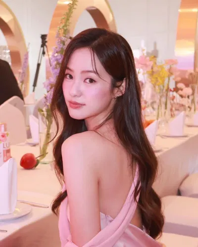 Pimtha (sinh năm 1996) là hot girl đình đám tại Thái Lan và được mệnh danh là "búp bê Barbie" Đông Nam Á