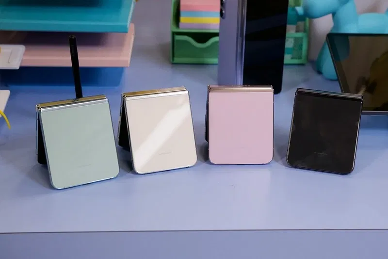 Galaxy Z Flip 6 dự kiến sẽ có dung lượng pin lớn hơn (4.000mAh) so với người tiền nhiệm, mang đến thời lượng sử dụng lâu hơn (Ảnh: Internet) Galaxy Z Flip 6 dự kiến sẽ có dung lượng pin lớn hơn (4.000mAh) so với người tiền nhiệm, mang đến thời lượng sử dụng lâu hơn (Ảnh: Internet)