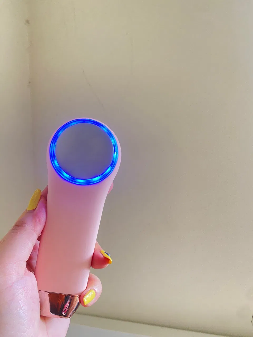 Liệu pháp ánh sáng xanh (blue light therapy). (Nguồn: Internet)