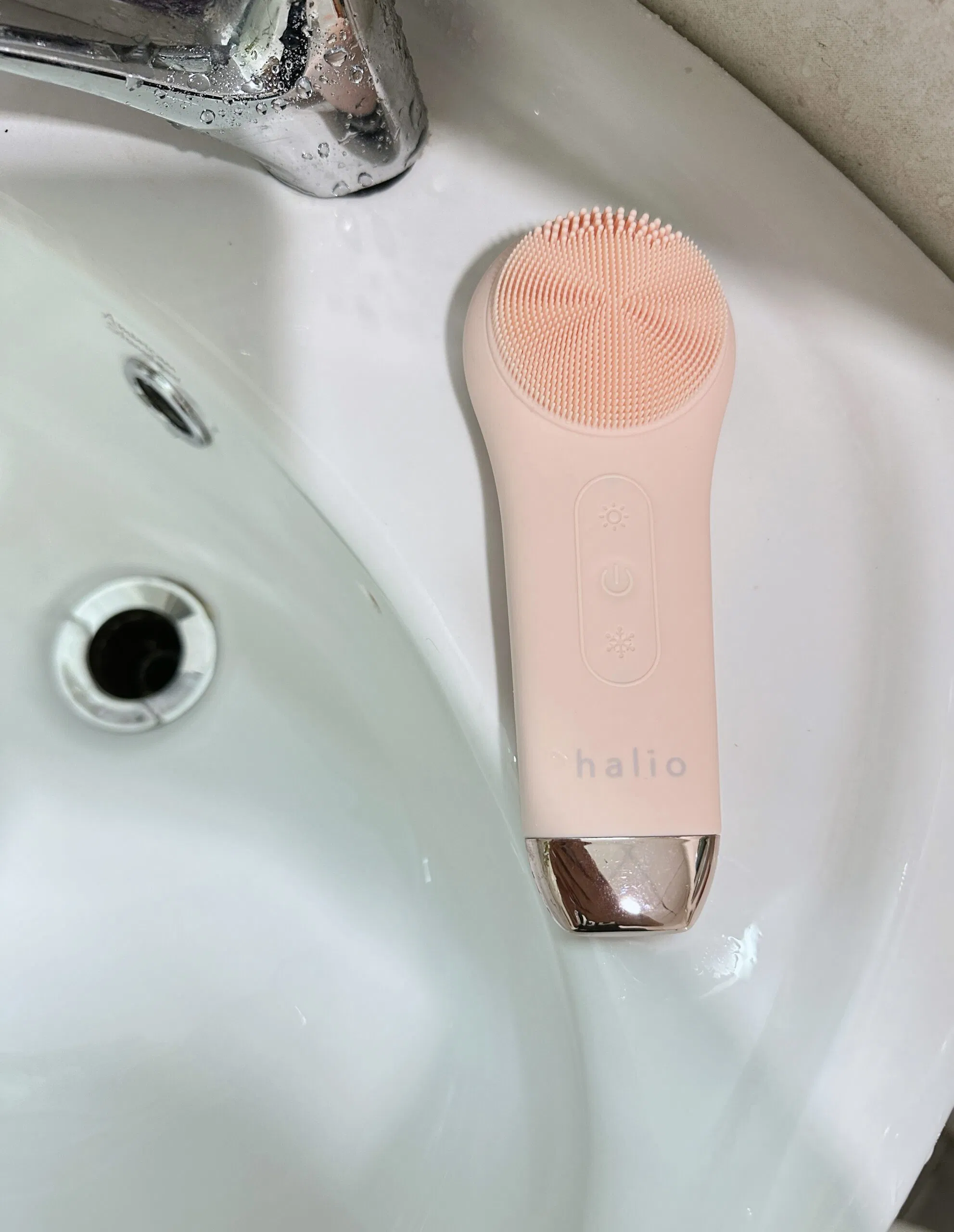 Làm sạch da chuyên sâu với đầu Silicone 0,6mm. (Nguồn: Internet)