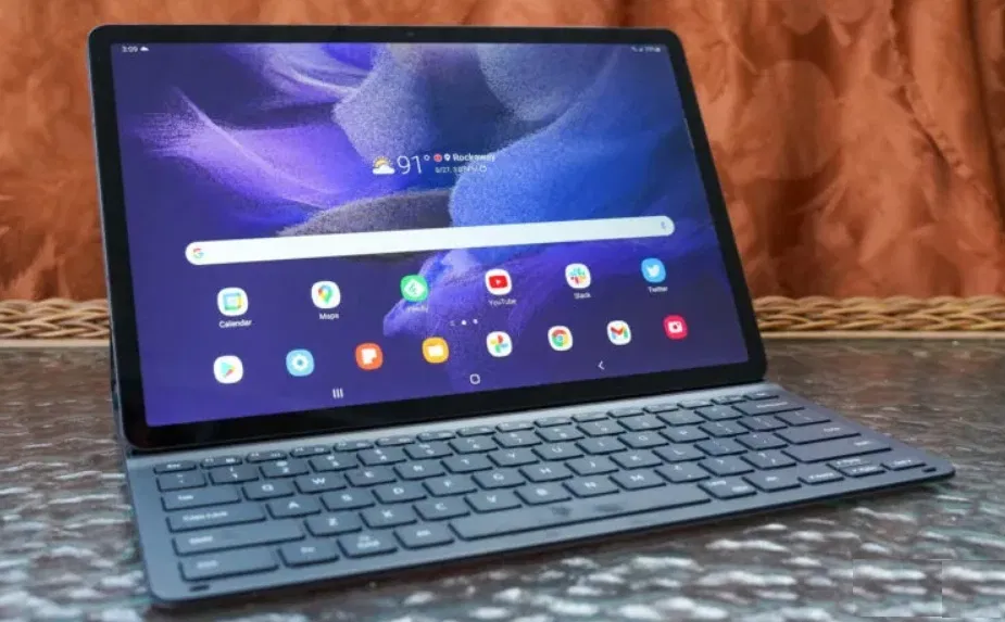 Máy tính bảng Samsung Galaxy Tab S7 FE với bàn phím (Ảnh: Internet) Máy tính bảng Samsung Galaxy Tab S7 FE với bàn phím (Ảnh: Internet)