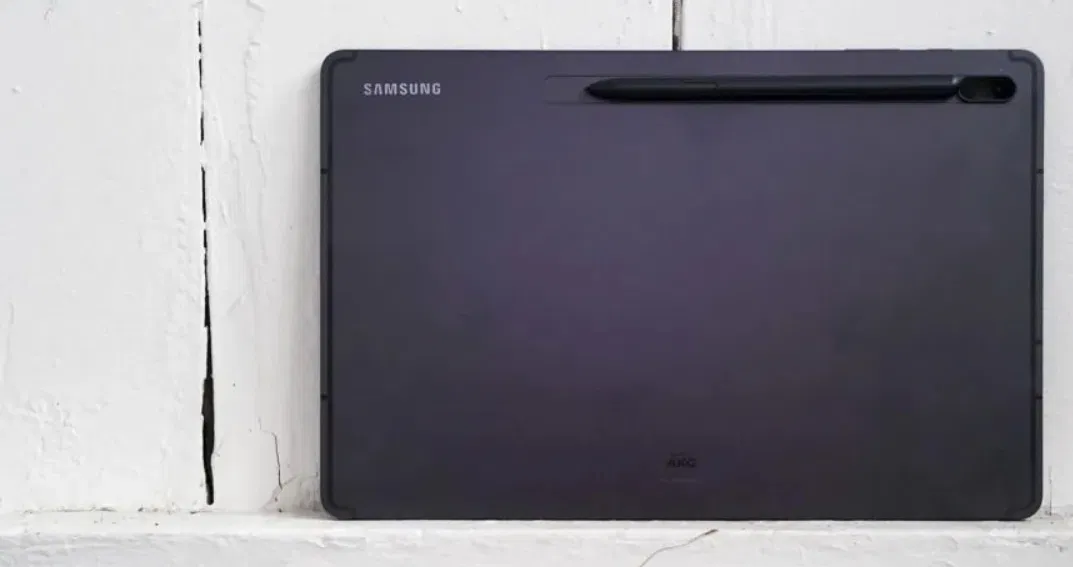 Mặt sau của Galaxy Tab S7 FE với bút S Pen (Ảnh: Internet) Mặt sau của Galaxy Tab S7 FE với bút S Pen (Ảnh: Internet)