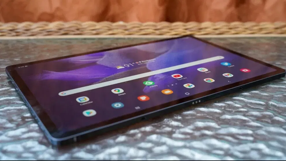 Máy tính bảng Galaxy Tab S7 FE nằm nghiêng (Ảnh: Internet) Máy tính bảng Galaxy Tab S7 FE nằm nghiêng (Ảnh: Internet)