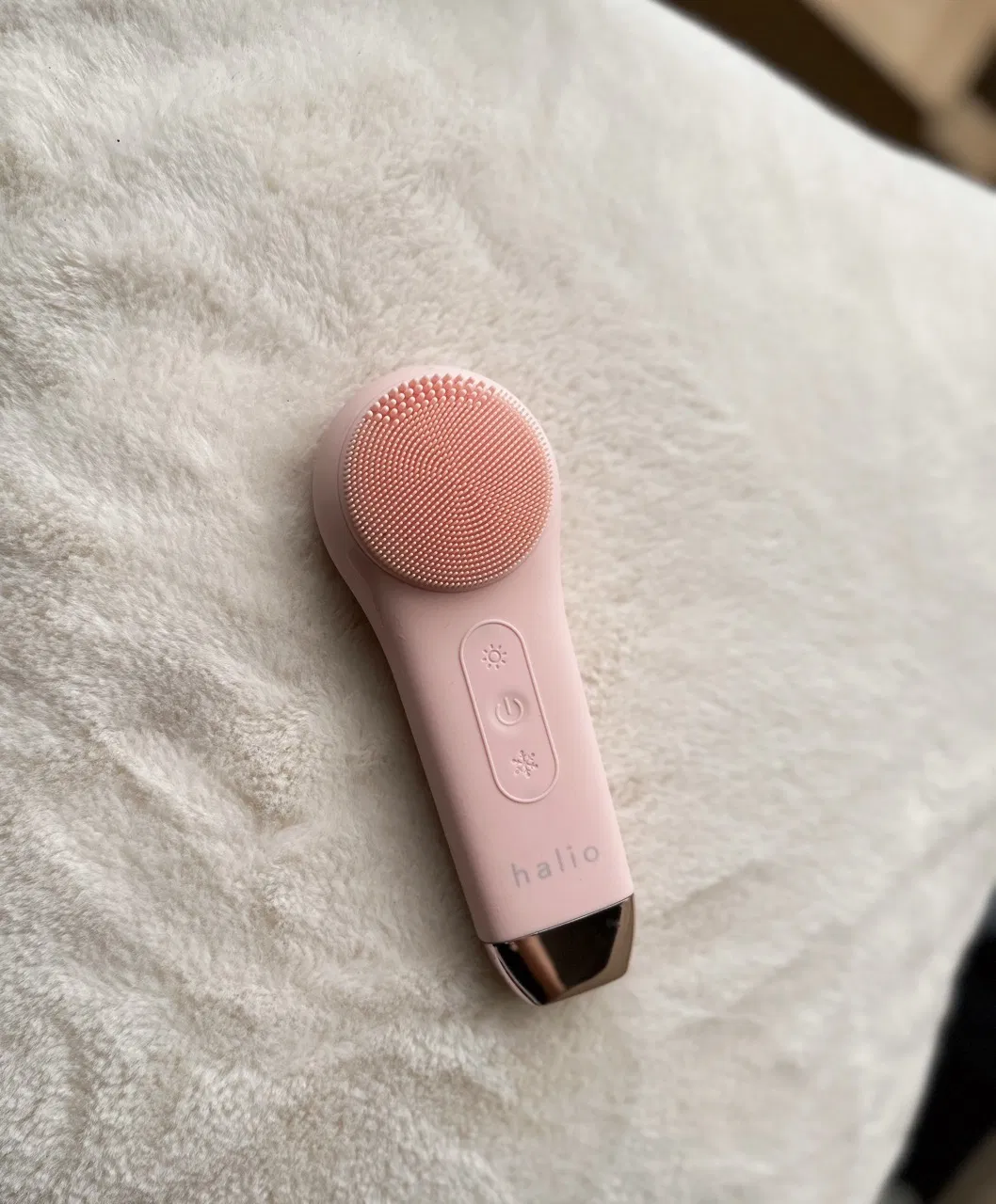 Máy rửa mặt Halio 5 trong 1 có thiết kế xinh xắn. (Nguồn: Internet)