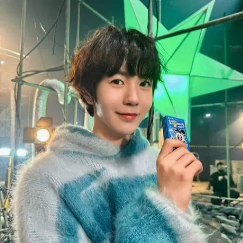 Tuy trong giống nhau nhưng Jaehyun mang vẻ đẹp trưởng thành, sâu lắng, Sion lại mang nét đẹp hơi hướng năng động và nghịch ngợm của tuổi mới lớn. Nguồn: Ảnh từ Internet.